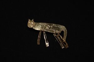 Medividi – Kucing Claudia Brooch