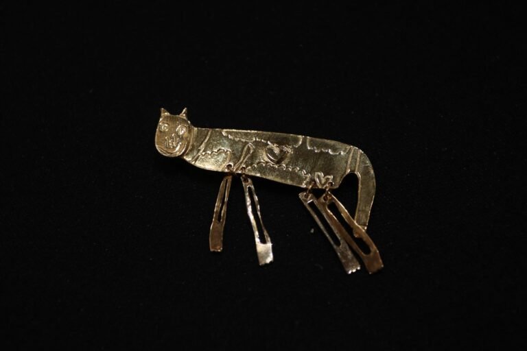 Medividi – Kucing Claudia Brooch